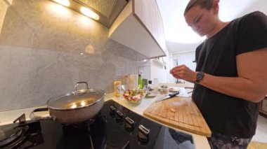 Kadın Bıçak ve Küçük Malzeme Tahta Kesme Tahtasının Üzerinde Salata Kasesi ve Yemek Aletleriyle Yan Görünüm