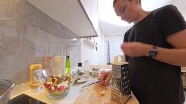 Metal Öğütücüde Sarımsak Kızartan Kadın Taze Salata Kasesi ve Mutfak Malzemeleriyle Ahşap Kesme Kurulu