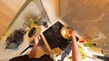 Yumurtaya Peynirli Dilimleme ve Sosis Kızartma Tavası Üzerine Taze Salata ve İçindekiler ile Tepeden İlk Kişi Görünümü 'nden Gaz Fırınına Eklenen Kişi. Ev Yemekleri Konsepti