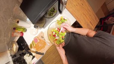 Cam kaseden taze salatayı Tahta Kesme Kurulu 'ndaki malzemelerle Küçük Mutfak Tabağı' na atarken Genel Bakış. Sağlıklı Gıda Konsepti