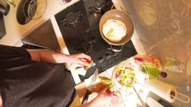 Küçük Mutfaktaki Gaz Fırınında Peynirli Peynirli Kızarmış Yumurta 'ya Turşu Ekleyen Kişi Genel Görünümü. Ev Yemekleri Konsepti