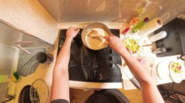 Küçük Mutfak 'taki Tezgahta Çeşitli Malzemelerle Gaz Sobası' nda Flatbread 'i Kızartan Kişi Genel Görünümü. Ev Yemekleri Konsepti