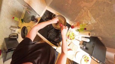 Küçük Mutfak 'taki Ahşap Kesme Kurulunda İçi Doldurulmuş Kişi Görünümü ve Yakınındaki Çeşitli Malzemeler. Yemek Hazırlama Konsepti