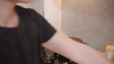 Modern Mutfakta Kahvaltı Pişirirken Kişi Kraker Kraker Yumurtası 'nı Fırında Kızartma Tavası' na sokun. Pişirme Süreci Konsepti