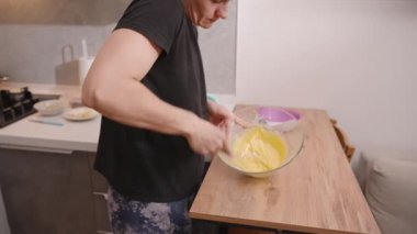 Ahşap mutfak tezgahında cam bir kâse içinde Kalın Kalın Sarı Vuruşlu Kadın Görünümü Malzemeleri ve Tarif Kitabı ile Mutfak Arkaplanı