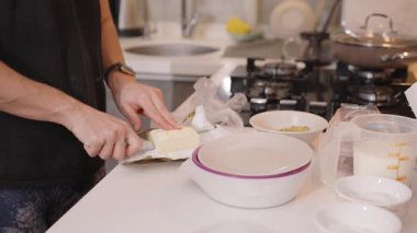 Mutfak Malzemelerini Pişirmeye Hazırlarken Tereyağı Kesme ve Kilo Alma Kılavuzunun Yakın Çekimi. Pişirme Hazırlama Konsepti