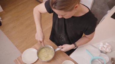 Tahta Mutfak Tezgahı, Yakın Tabaklar ve Mutfak Aletleri Üzerinde Bir Tencereye Kalın Yeşil Karışımın Tepetaklak Görünümü