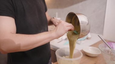 Kalın Yeşil Muhallebi Dökümlü Kadının Yakın Çekimi Plastik Konteynıra Silikon Spatula kullanarak