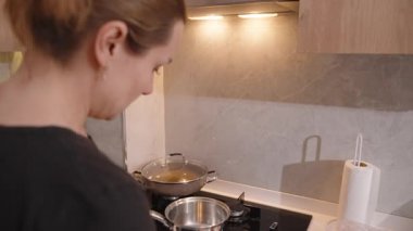 Modern Mutfak 'ta Mutfak' ta Mutfak Malzemeleri Yakınlarındayken Ota Kadın Sütü Döküyor Genel Görünümü. Yemek Hazırlama Konsepti