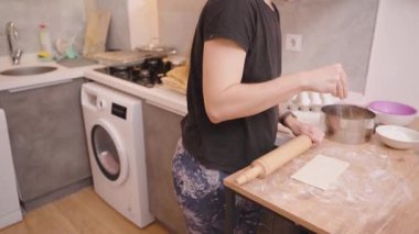 Ahşap Mutfak tezgahında Yeni Pişmiş Pasta Katmanları Kablo Rafında Serinleyen Kadın