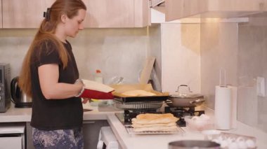 Fırın Eldiveni Giyen Kadın Modern Mutfak Fırını 'ndaki Fırın' dan Fırında Pişmiş Pastayla Tabağı Kaldırıyor