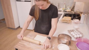 Pasta Katmanları İçin Yuvarlak Pasta Yüzüğüyle Flwed Tezgahında Öksürük Hazırlayan Kadın