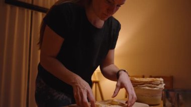 Pasta Katmanları Üzerine Pasta Yüzüğüne Basan Kadın Ev Yapımı Tatlılar İçin Yuvarlak Şekil Veriyor