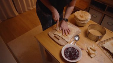 Uzun Saçlı Kadın Bir Mutfakta Ahşap Kesme Tahtasında Pasta Tabağı Kesiyor