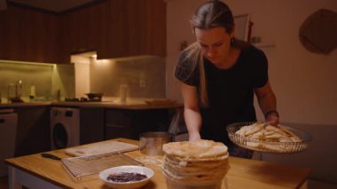 Mutfakta Duran Kadın Pasta Katmanlarını Cihazlar ve Malzemelerle Pişirmeye Hazırlıyor