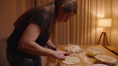 Akşam Ev Yapımı Kek Yaparken Odaklanmış Kadın Pasta Katmanında Yumuşatma Kremi