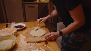Pasta Üstündeki Pasta Çarşafını Kremalı ve Ahşap Masadaki Reçelli Kadın