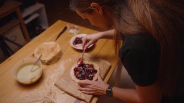 Katmanlı Kek Yaparken Bir Kadının Pasta Katmanına Krema ve Reçel Ekleme Görünümü