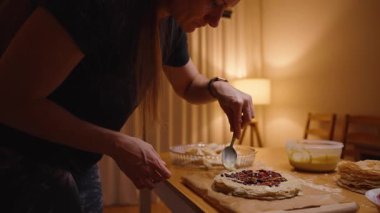 Kadın Kek Katmanındaki Krema ve Reçel Sabit Mutfakta Bir Kaşıkla