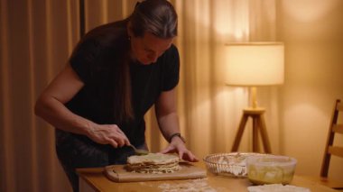 Geceleri Ilık Mutfakta Katmanlı Kekin Üzerine Krema Döken Kadın