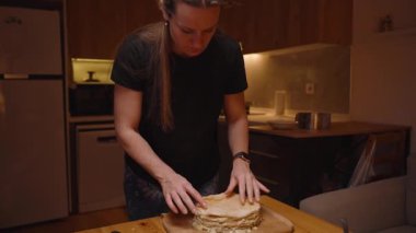 Sıcak Işıklı Kek Üzerine Pasta Yerleştiren Kadın