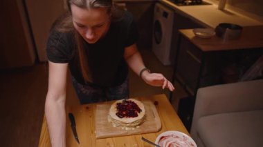 Pastayı Reçel ve Kremayla Birleştirirken Kadın Kaşığı Yalıyor