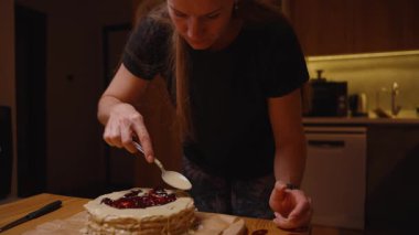 Mutfakta Ev Yapımı Pastaya Reçel Üzerine Krema Döken Kadın