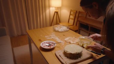 Loş Aydınlatma Odasında Kekin Üzerine Kek Saçan Kadın