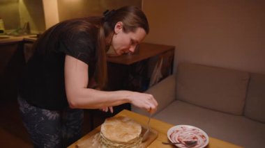 Mutfakta Kremalı Kek Yaparken Kadın Kaşığı Yalıyor