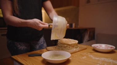 Ahşap kesim tahtasına Kek Üzerine Çiseleyen Kadın