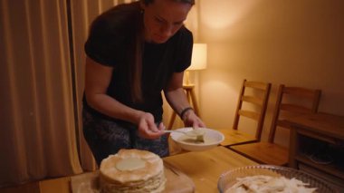 Sıcak Mutfakta Kaşıkla Katmanlı Kekin Üzerine Krema Döken Kadın