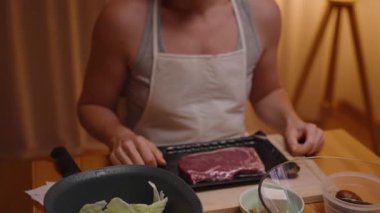 Önlüklü Kadın Tabakta Çiğ Biftek Hazırlıyor Salata ve İçindekiler Tahta Masada