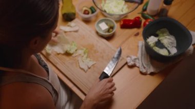 Cozy Kitchen 'daki Tahta Tahta Tahta Tahtada Marul Hazırlayan Kadın Manzarası