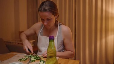 Dilimlenmiş Salatalığı Kesme Kurulundan, Salata İçin Cam Kase 'ye döken Kadın Mutfakta Salata