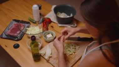 Ahşap Masa 'daki Cam Kasede Malzeme Hazırlayan Kadın Salatası, Genel Görünüm