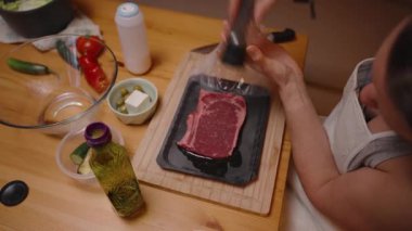 Ahşap Kesme Kurulu 'nda Biber Öğütücü ile Çiğ Biftek Yiyen Kadın, Genel Görünüm