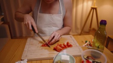 Sıcak Mutfakta Salata İçin Tahta Kesme Tahtasında Taze Domates Kesen Kadın