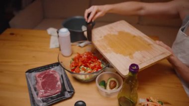 Avokado Çukurunu Elleri Sıcacık Mutfakta Kaldıran Kadın