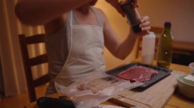 Cozy Kitchen 'da Akşam Yemeğini Hazırlarken Biber Öğüten Kadın