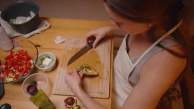 Taze Salata İçin Tahta Kesme Tahtasında Avokado Eti Kemiren Kadın