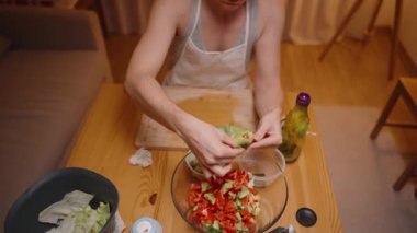 Taze Sebze Salatasına Cam Kasede Avokado Ekleyen Kadın