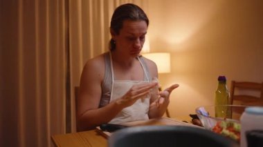 Tahta Kesme Tahtasında Peyniri Küçük Küplere Kesen Kadın