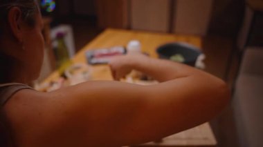 Kadın Tutma ve Karıştırma Taze Salata Bir Cam Kasede Genel Bakış açısından