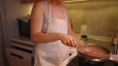 Sıcak Mutfakta Taze Biftek Pişiren Kadın.