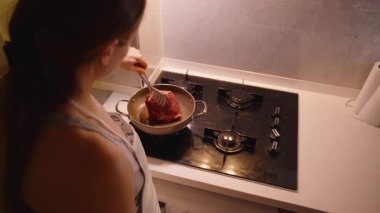 Gaz ocağında Biftek Pişiren Kadın Genel Görünümü