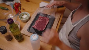 Kadın Baharatlı Biftek Manzarası Ahşap Kesme Kurulunda Yağlı ve Baharatlı