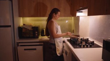 Modern Ev Mutfağında Tavada Biftek Kızartan Kadın