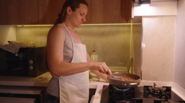 Ev Mutfağında Benzin ocağında Biftek Pişiren Kadın