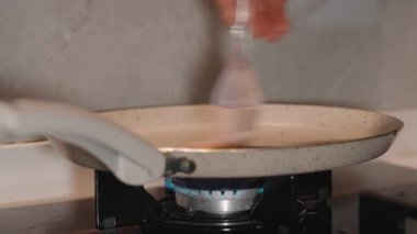 Silikon fırçayla ısıtılmış yapışmaz tavanın üzerine yağlı el fırçası.