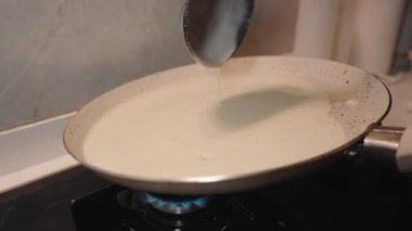 Yüzeyde küçük hava kabarcıkları oluşturan büyük yapışmaz tavada krep hamuru pişirme